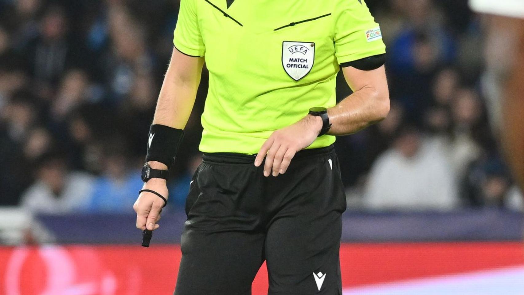 Un árbitro de la UEFA arbitrando durante un partido de la Champions.