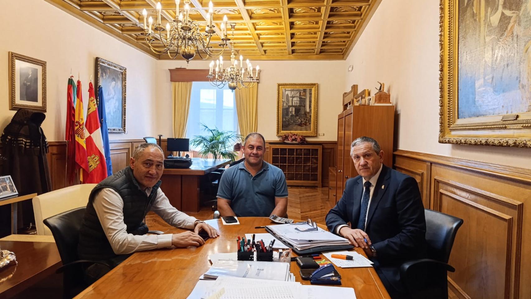 El presidente de la Diputación, Javier Faúndez Domínguez con el alcalde de Arrabalde, Manuel Alejandro Alija Ferrero y el vicepresidente cuarto, Emilio Fernández Martínez.