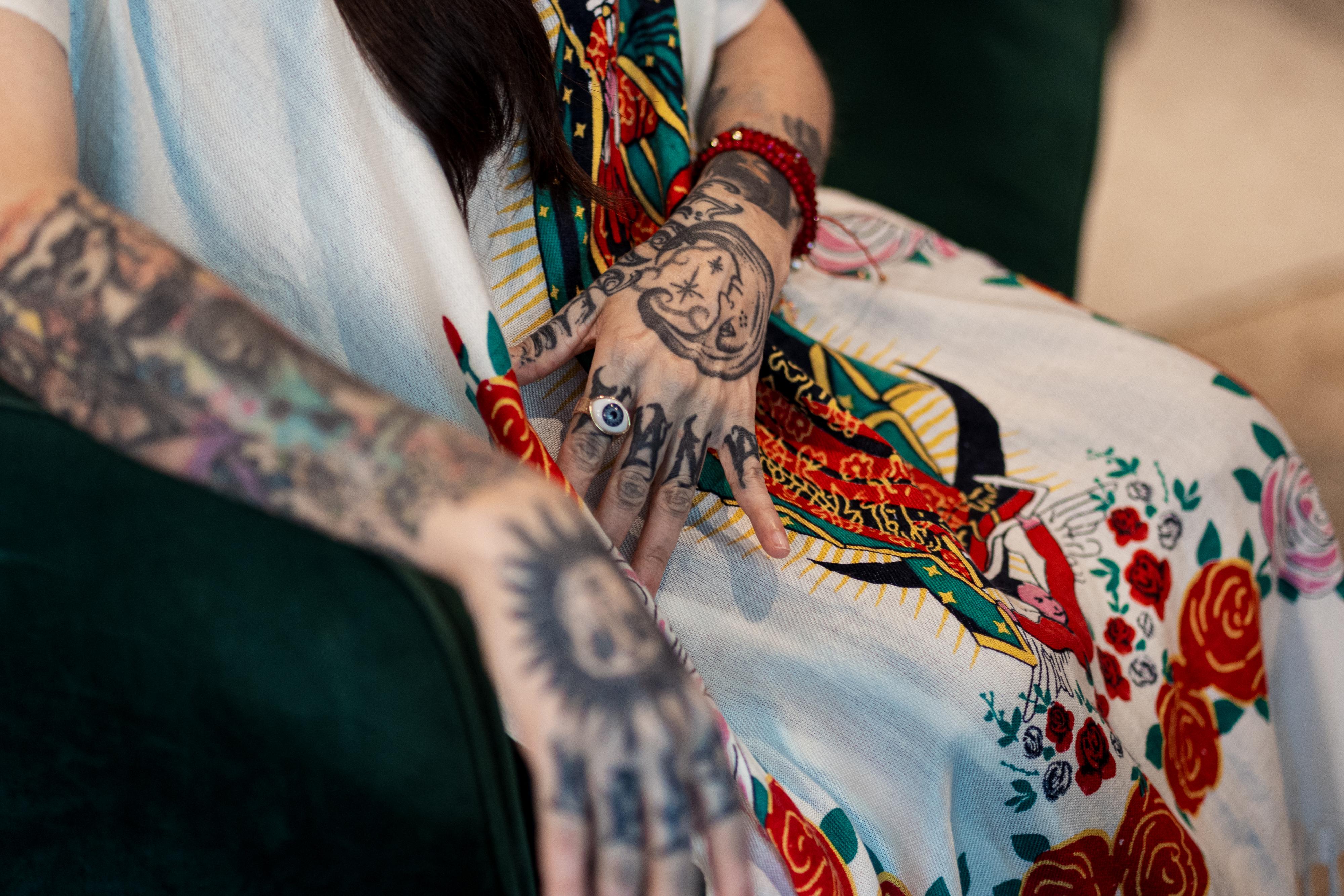 Tatuajes, anillo y detalles de Dahlia de la Cerda.