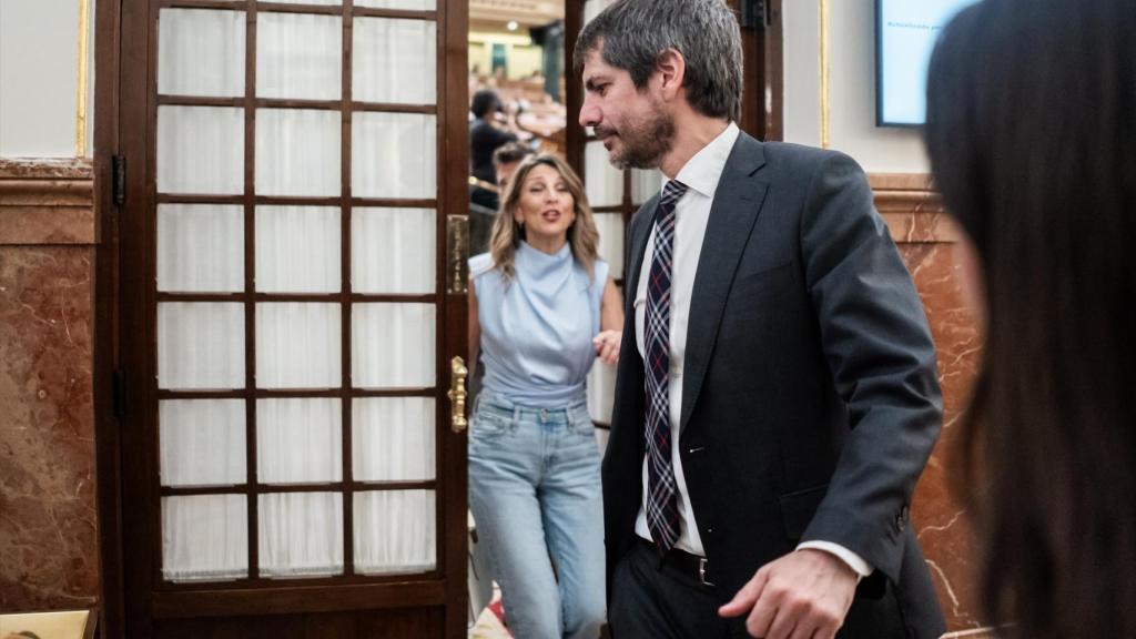 Yolanda Díaz sale al encuentro de Ernest Urtasun, este miércoles en el Congreso de los Diputados.