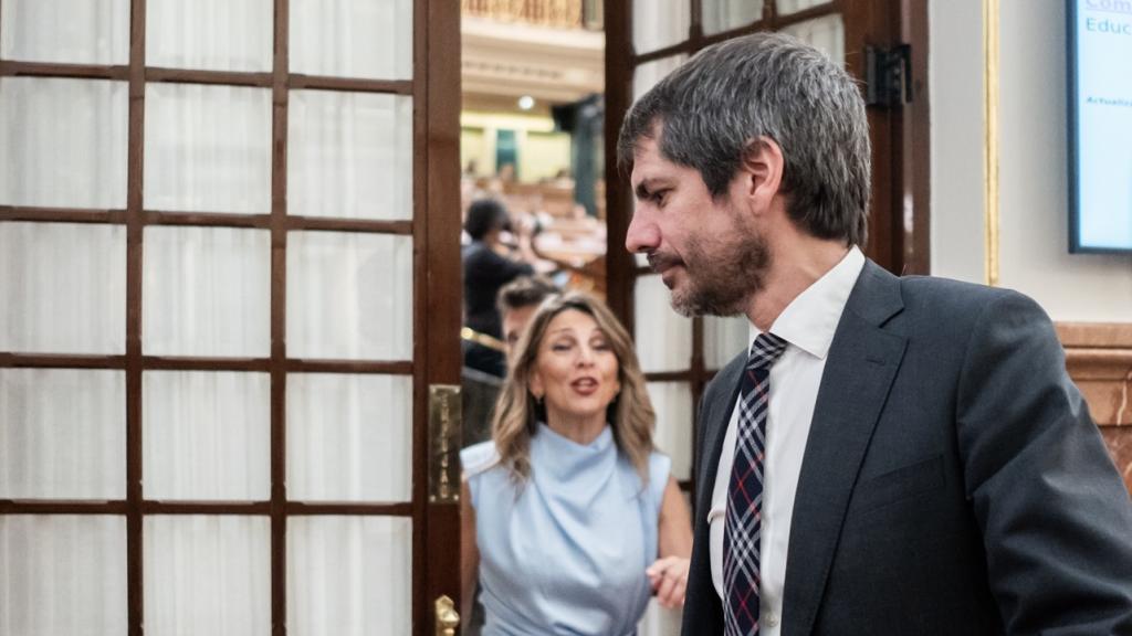 Yolanda Díaz sale al encuentro de Ernest Urtasun, este miércoles en el Congreso de los Diputados.