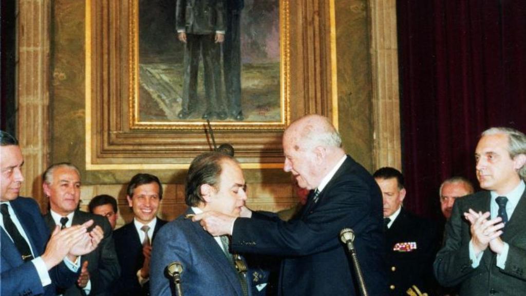 Josep Tarradellas inviste a Jordi Pujol como presidente de la Generalitat en 1980.