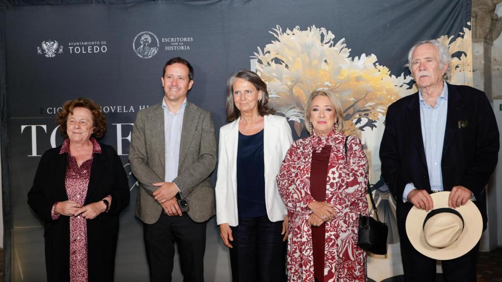 De izquierda a derecha: Ana Pérez, Carlos Velázquez, Isabel San Sebastián, Esther Esteban y Antonio Pérez Henares.