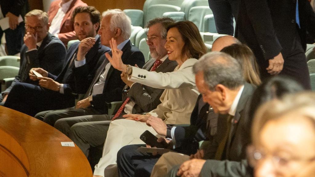 La alcaldesa de Zaragoza, Natalia Chueca, este martes en la tribuna de invitados de las Cortes de Aragón.