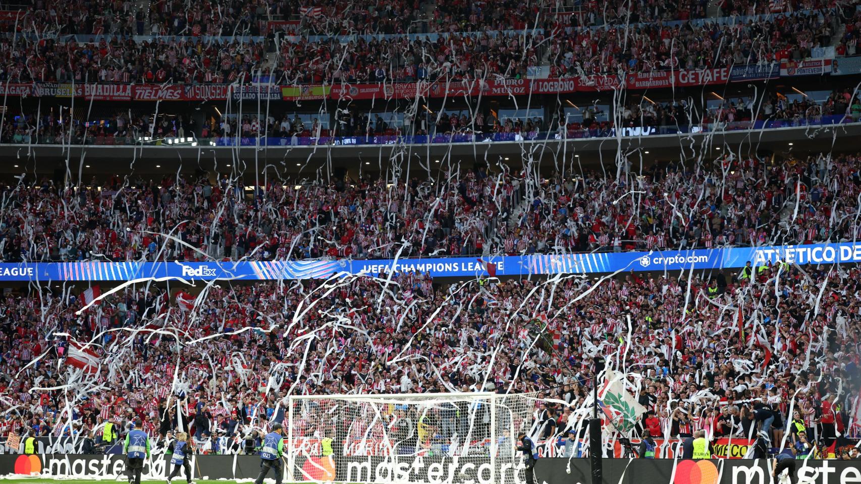 El recibimiento del Metropolitano a la salida de los jugadores del Atlético y el Arsenal.