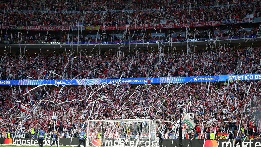 El recibimiento del Metropolitano a la salida de los jugadores del Atlético y el Arsenal.