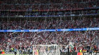 El recibimiento del Metropolitano a la salida de los jugadores del Atlético y el Arsenal.