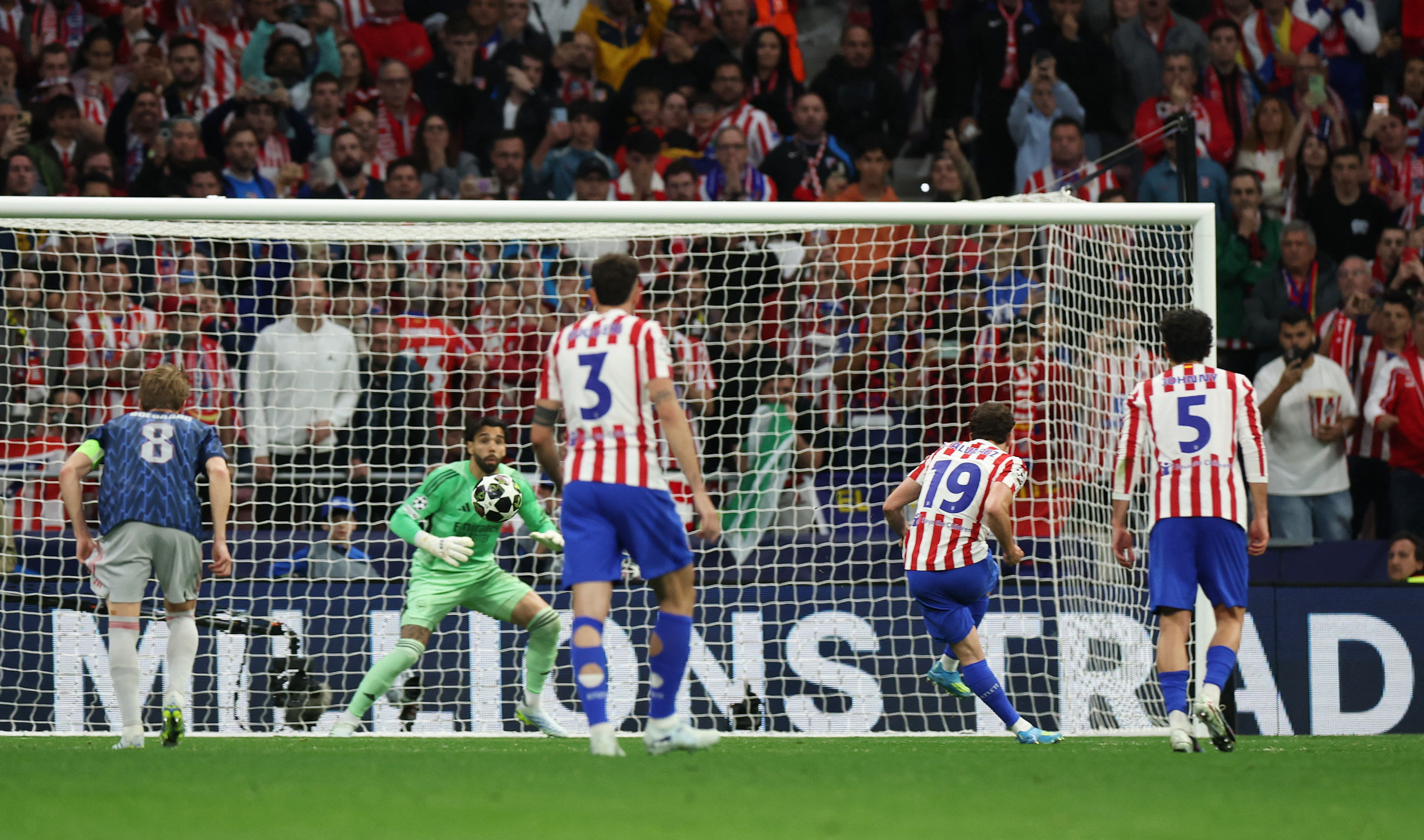 Julián Álvarez marca el gol del empate desde el punto de penalti.