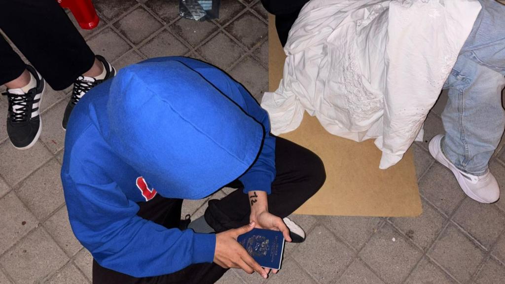 Ale, venezolano de 26 años haciendo fila para conseguir su certificado de vulnerabilidad