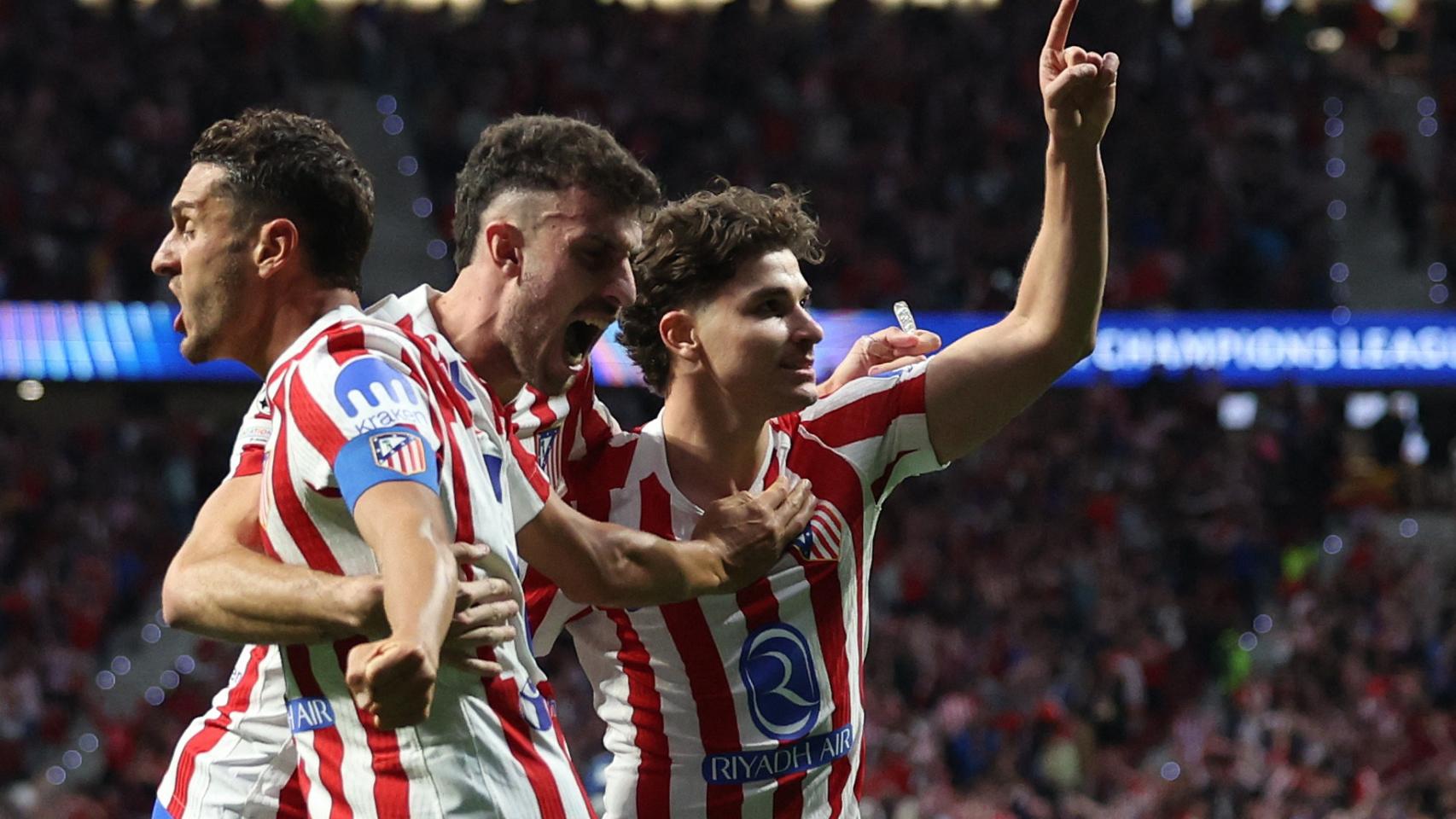Julián Álvarez celebra su gol desde el punto de penalti.
