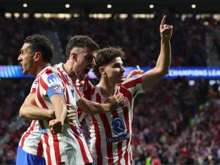 Julián Álvarez celebra su gol desde el punto de penalti.
