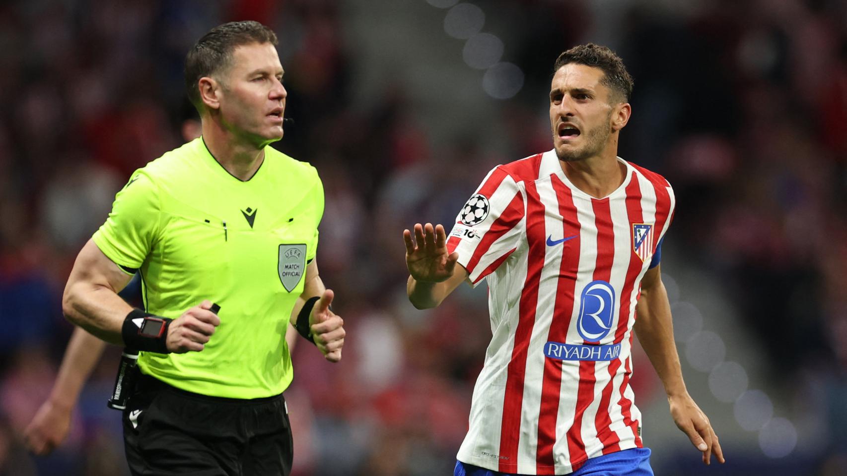 Koke le protesta al árbitro una decisión del partido.