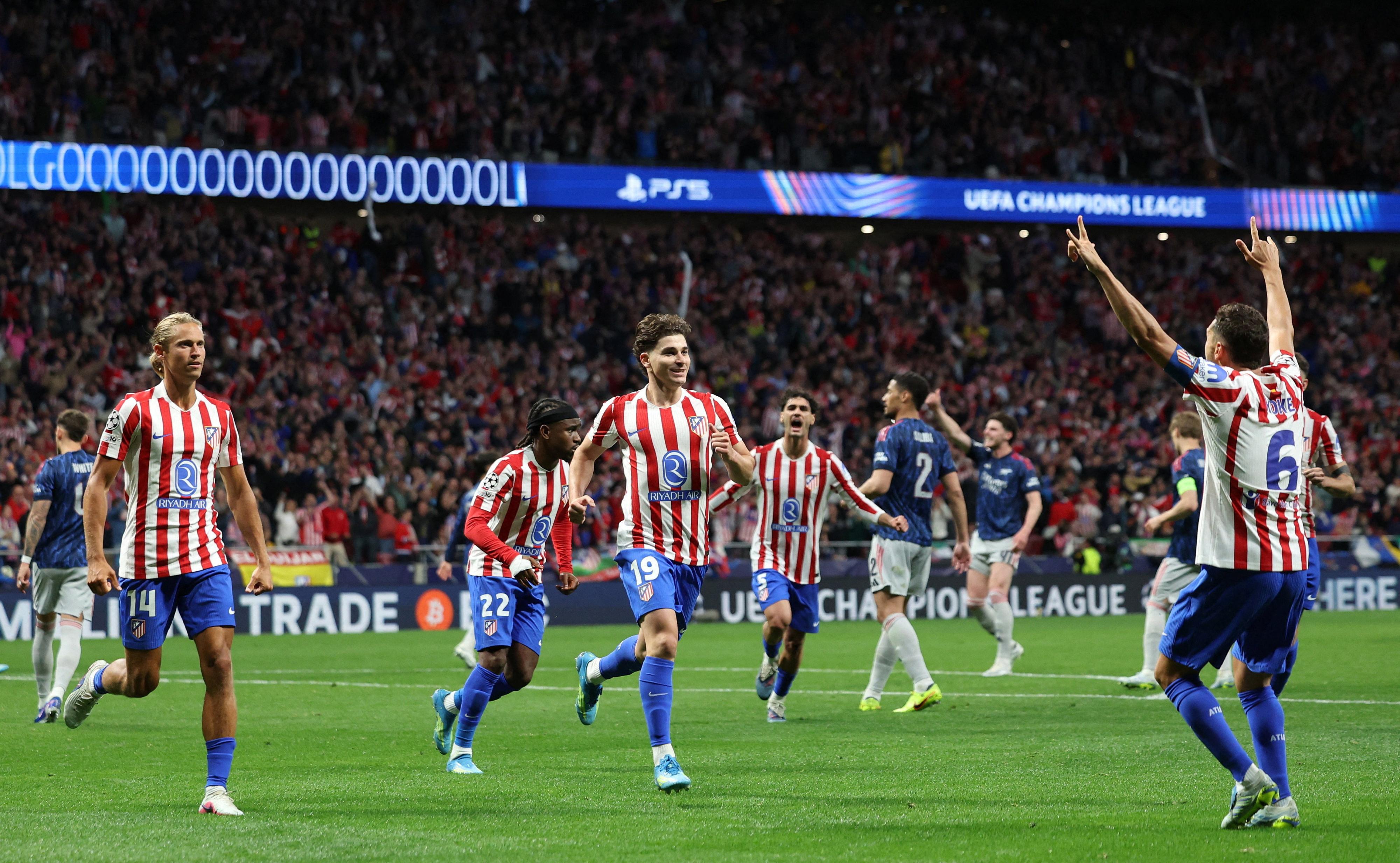 Los jugadores del Atlético de Madrid celebran el gol de Julián de penalti.