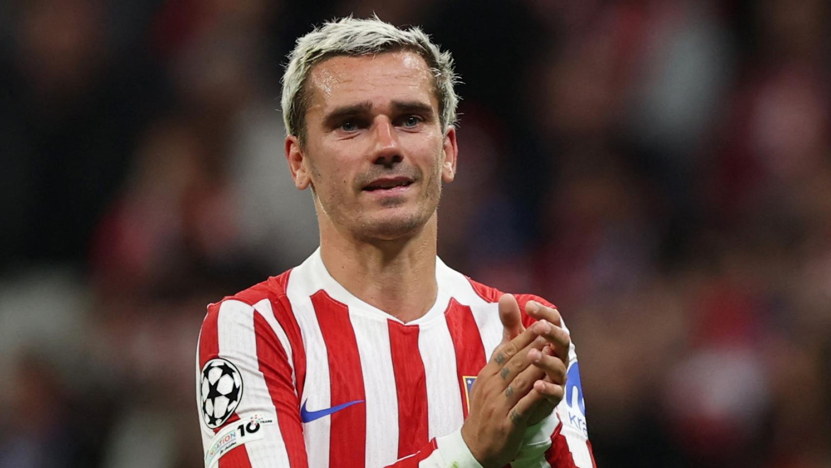 Griezmann aplaude a la afición del Atlético de Madrid durante el partido contra el Arsenal.