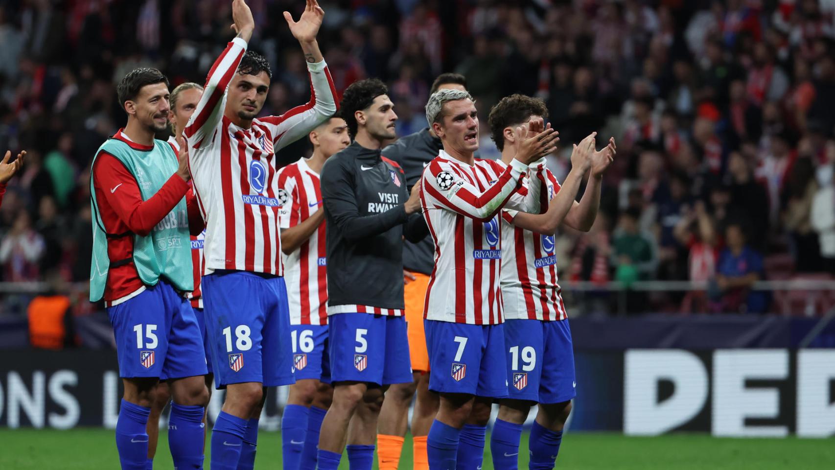 Los jugadores del Atlético de Madrid aplauden a su afición tras el empate ante el Arsenal.