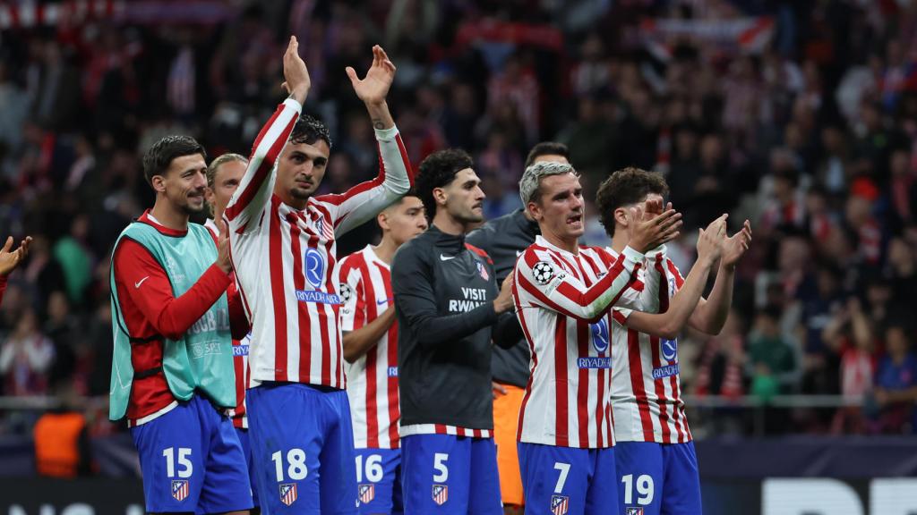 Los jugadores del Atlético de Madrid aplauden a su afición tras el empate ante el Arsenal.