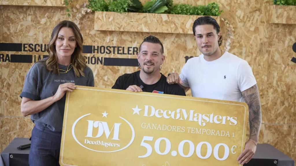 Mar Flores y su hijo Carlo hacen entrega del premio de DecoMasters al chef Carlos Maldonado