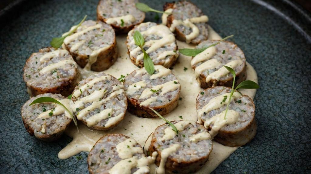 Butifarra casera de corvina acevichada.