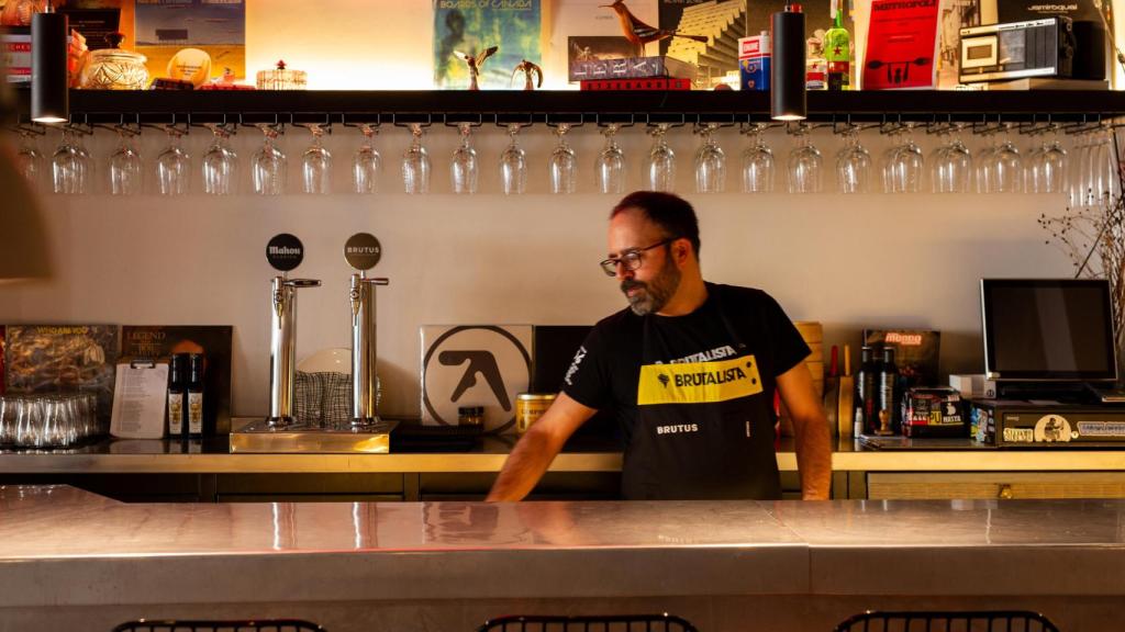 El publicista y cocinero Pablo López, tras la barra de Brutalista.