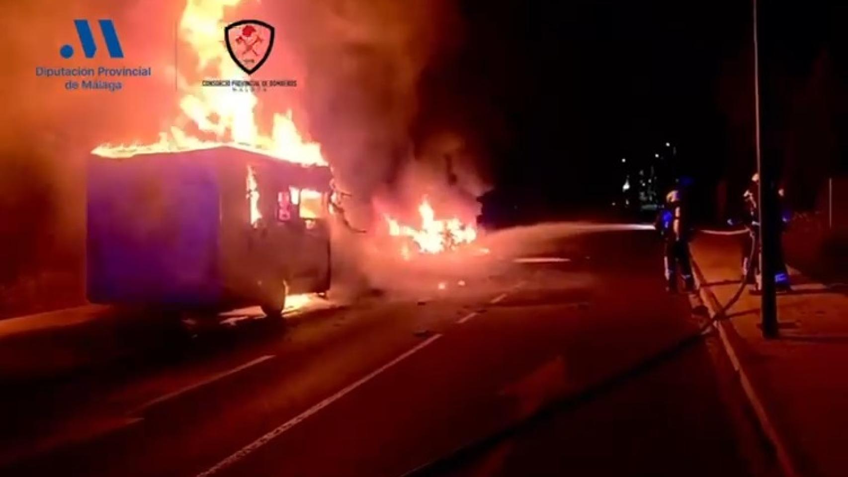 Vídeo de las labores de extinción de un incendio en dos autocaravanas en Estepona.