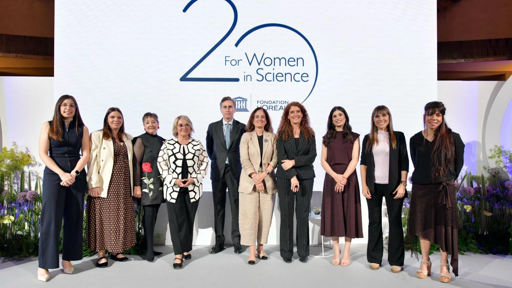 En la imagen, las galardonadas junto a la investigadora Ángela Nieto, responsable del tribunal que ha hecho la selección de proyectos; Nuria Aymerich, Comisionada Especial de Competitividad Industrial del Ministerio de Industria y Turismo; Juan Alonso de Lomas, actual CEO de L’Oréal Groupe España y Portugal; la sucesora de este, Ana Jauguerizar; y Eva Ortega-Paíno, secretaria general de Investigación del Ministerio de Ciencia.