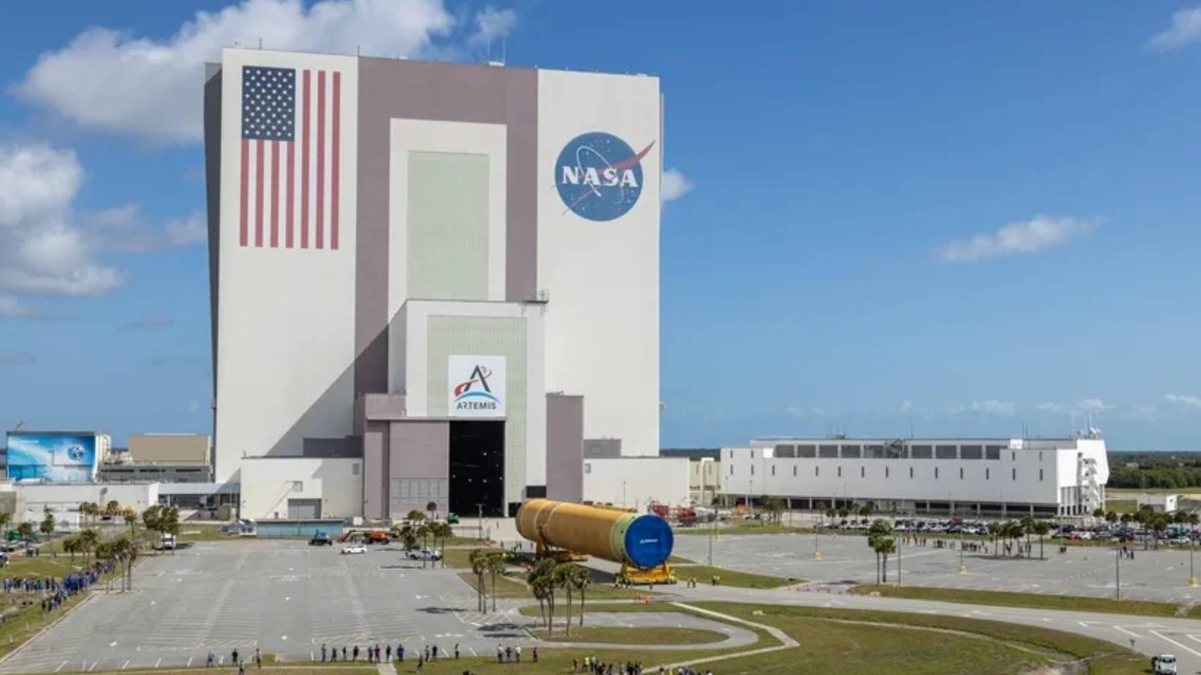 El Sistema de Lanzamiento Espacial (SLS) para la misión Artemis III en el Centro Espacial Kennedy.
