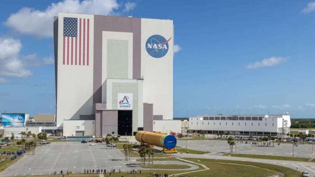 El Sistema de Lanzamiento Espacial (SLS) para la misión Artemis III en el Centro Espacial Kennedy.