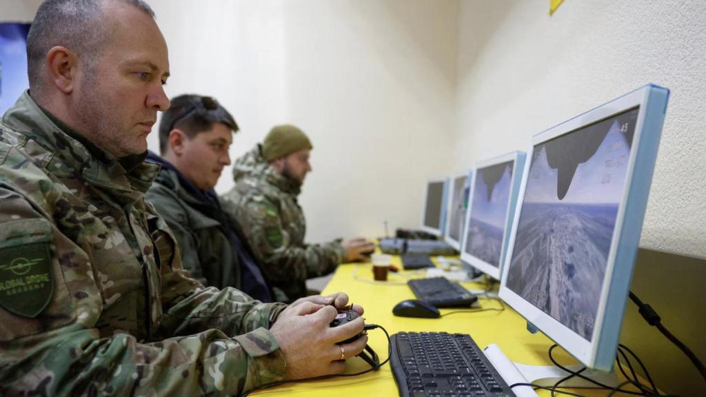 Empleados de una empresa privada de seguridad se entrenan con simuladores para pilotar drones interceptores, en medio de los ataques rusos contra Ucrania, en una ubicación no revelada, Ucrania, 8 de abril de 2026.