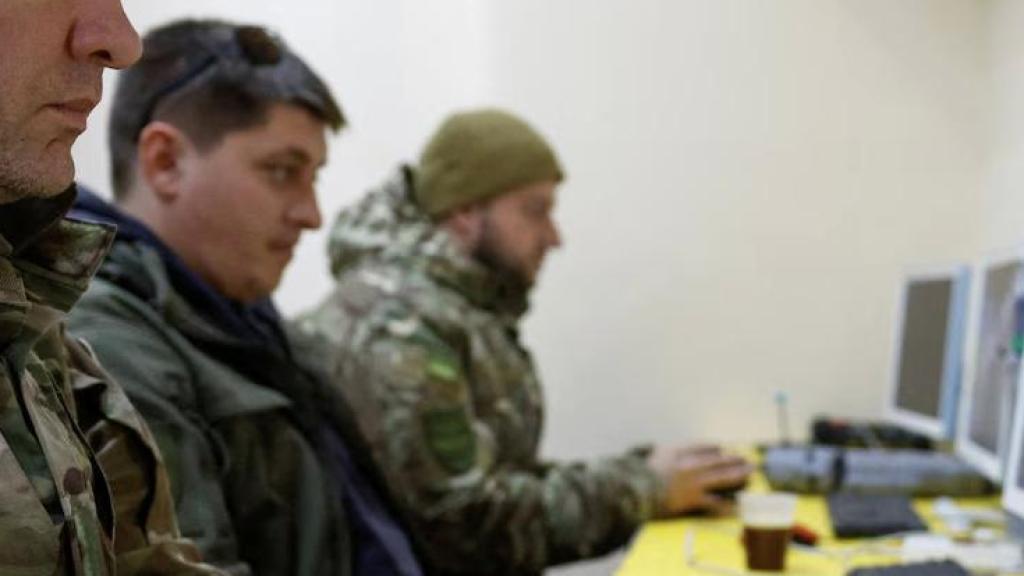 Empleados de una empresa privada de seguridad se entrenan con simuladores para pilotar drones interceptores, en medio de los ataques rusos contra Ucrania, en una ubicación no revelada, Ucrania, 8 de abril de 2026.