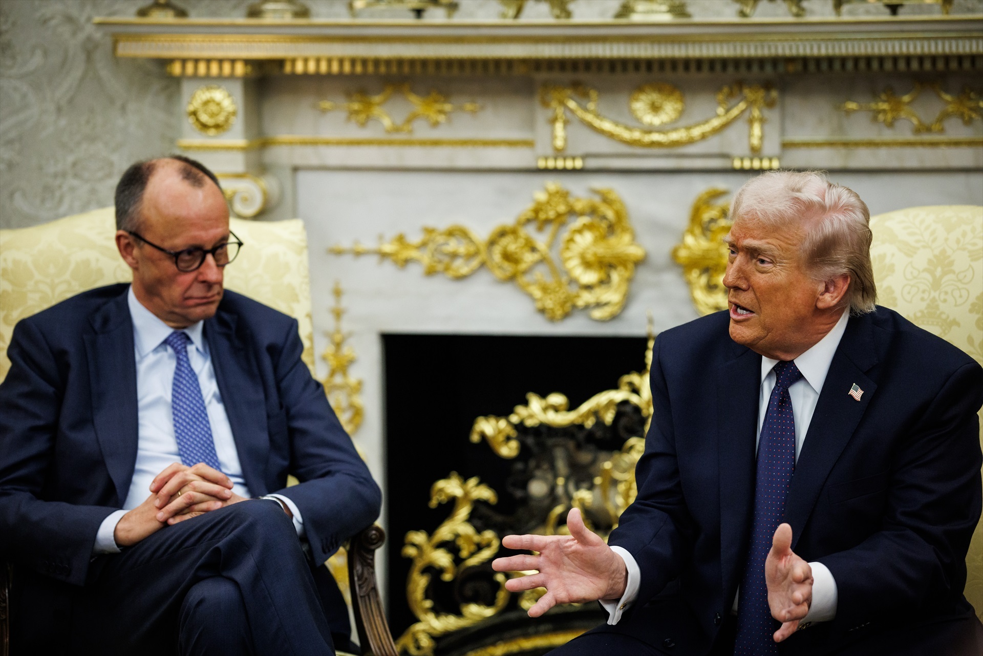 El presidente de los Estados Unidos, Donald Trump, habla durante una reunión bilateral con el canciller alemán Friedrich Merz en la Oficina Oval de la Casa Blanca el 3 de marzo de 2026 en Washington.
