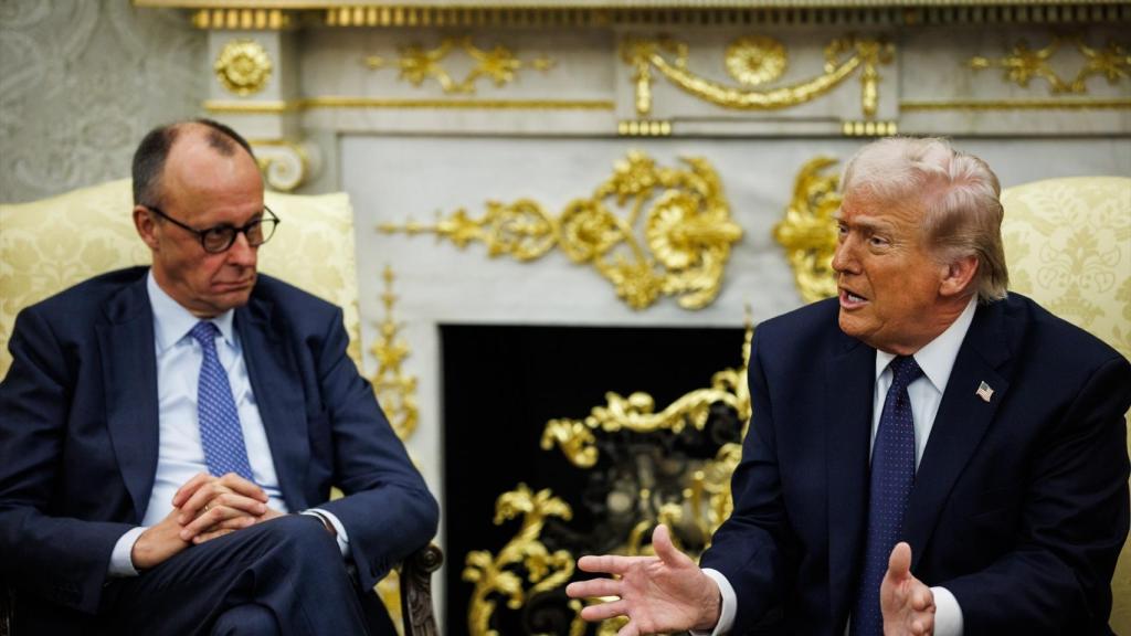El presidente de los Estados Unidos, Donald Trump, habla durante una reunión bilateral con el canciller alemán Friedrich Merz en la Oficina Oval de la Casa Blanca el 3 de marzo de 2026 en Washington, DC