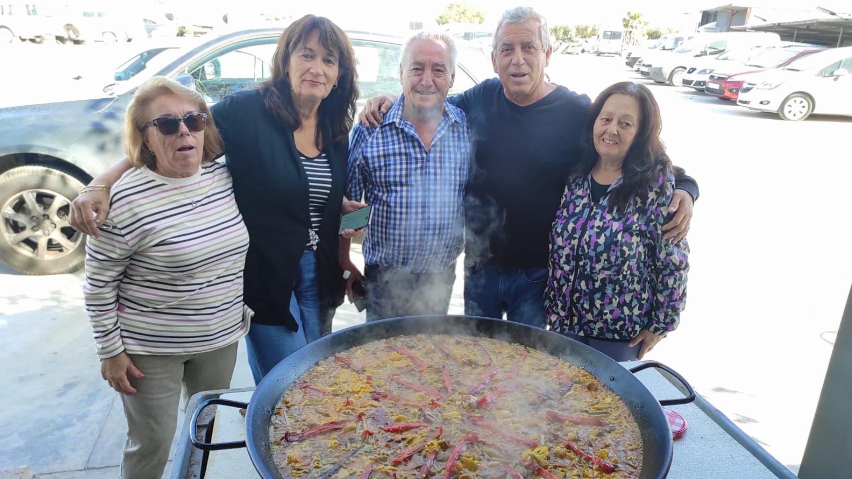 El difunto empresario Jesús Tavira, con su familia, disfrutando de un arroz.