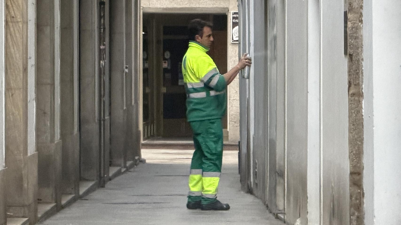 Un trabajador limpiando unas pintadas en Alcalde Canuto Berea.