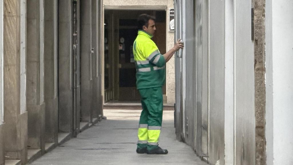 Un trabajador limpiando unas pintadas en Alcalde Canuto Berea.