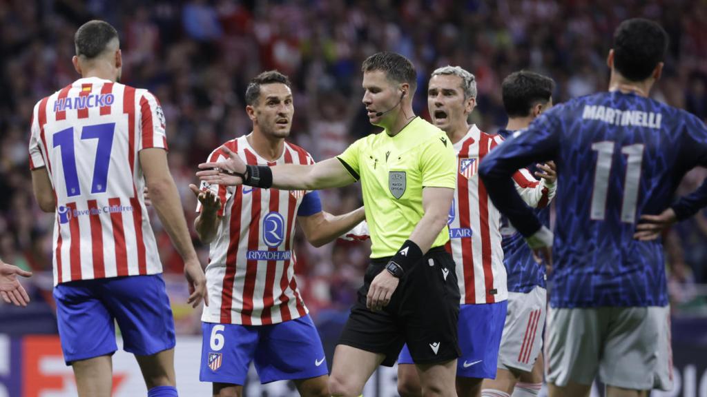 Danny Makkelie señalando uno de los penaltis en el Atlético - Arsenal
