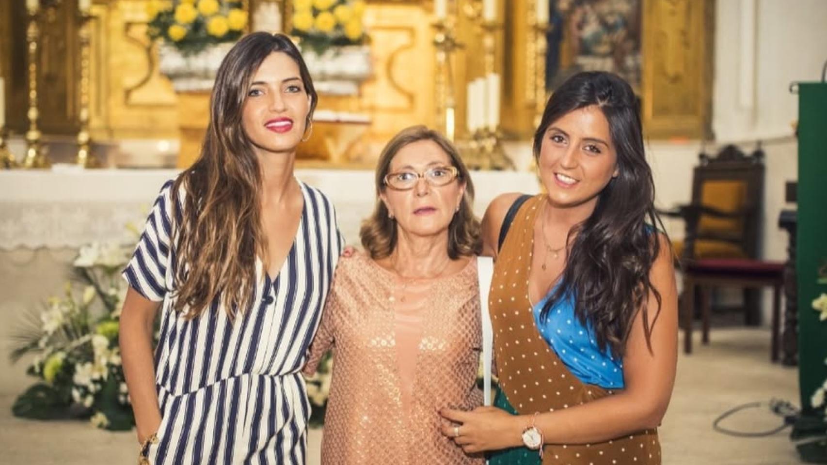Sara Carbonero, con su madre y su hermana Irene, en una imagen de sus redes sociales.