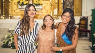 Sara Carbonero, con su madre y su hermana Irene, en una imagen de sus redes sociales.