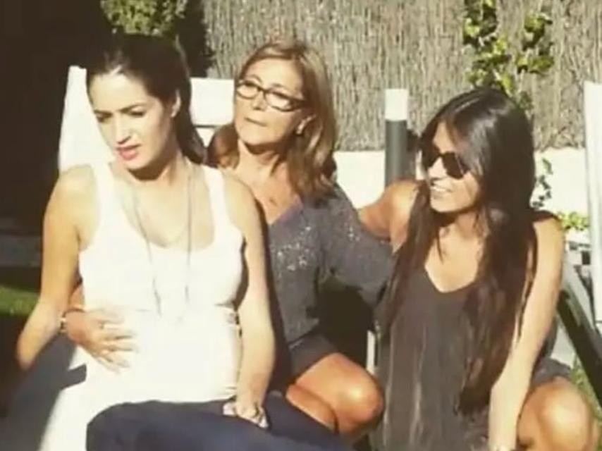 Sara Carbonero ha publicado un álbum de fotografías familiares en las que aparece junto a su madre.