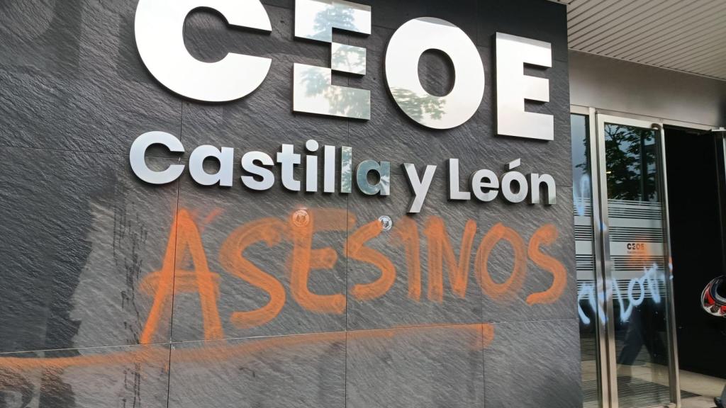 Pintada aparecida esta mañane en la sede de CEOECyL