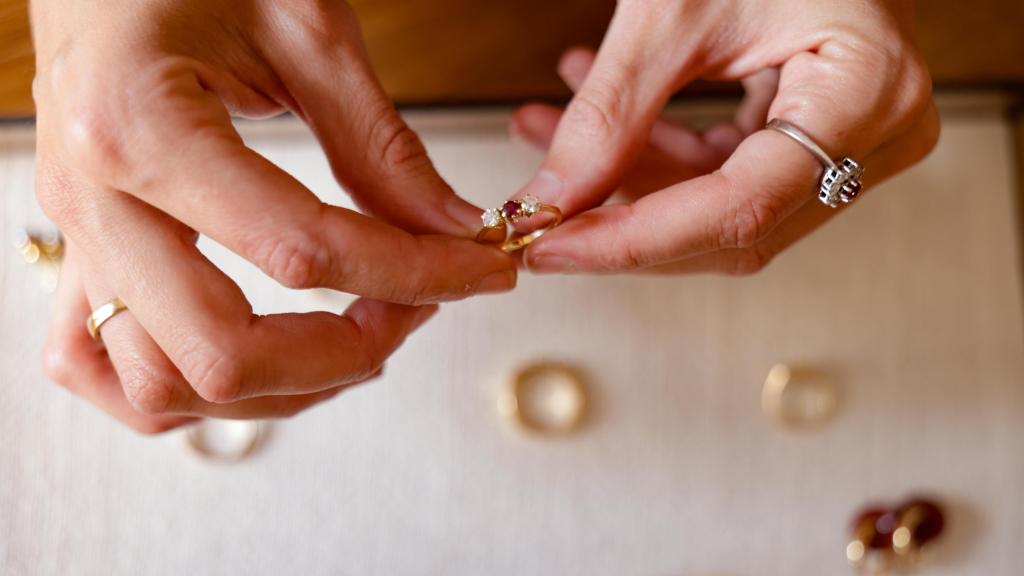 Mawi muestra uno de sus anillos.
