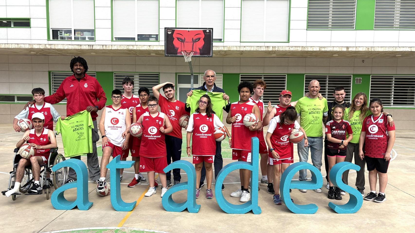 Deportistas aragoneses con alumnos de la Escuela Deportiva Adaptada de Atades y la Junta de Gobierno de Atades.
