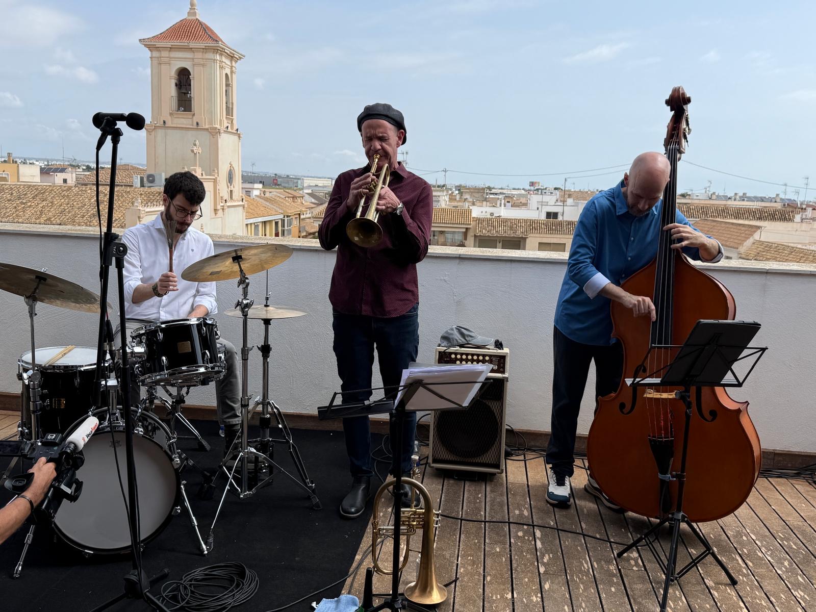 El grupo de jazz KGG, encargado de poner música a la presentación, durante su actuación en la terraza del Ayuntamiento de San Javier.