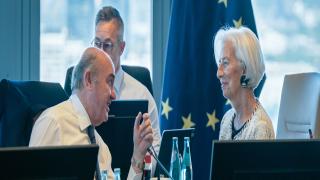 La presidenta Christine Lagarde conversa con Luis de Guindos durante la reunión del Consejo de Gobierno del BCE este jueves en Fráncfort