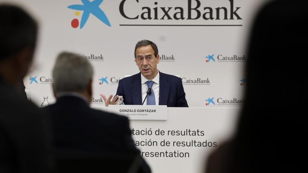 Gonzalo Gortázar presenta los resultados de CaixaBank del primer trimestre de 2026. EFE/Manuel Bruque