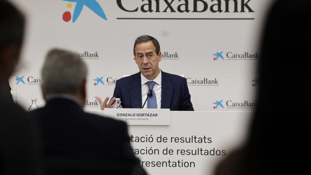 Gonzalo Gortázar presenta los resultados de CaixaBank del primer trimestre de 2026. EFE/Manuel Bruque