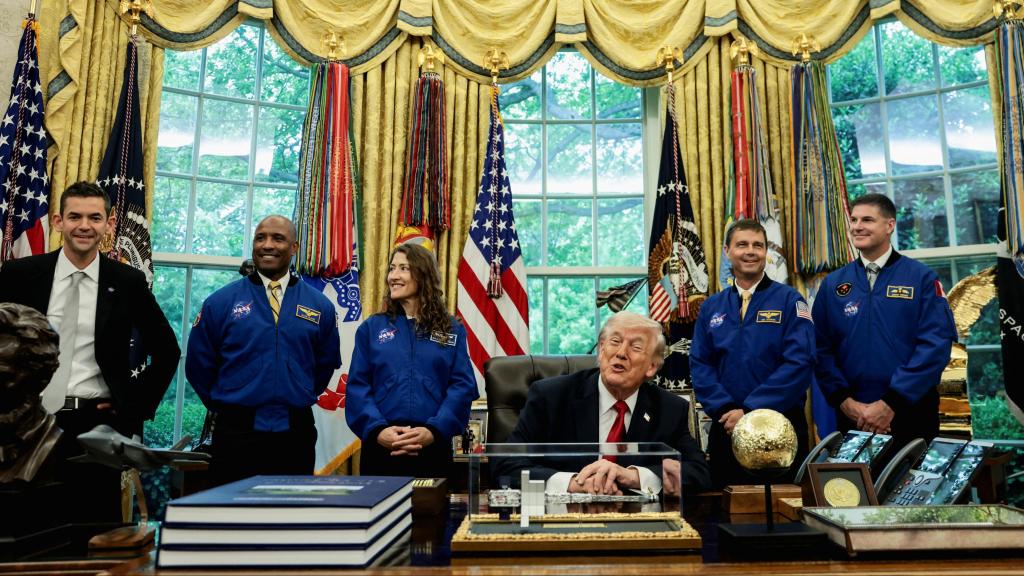 Astronautas de Artemis II e Isaacman con Donald Trump.