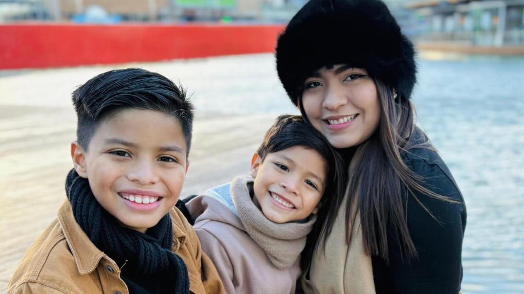 Andrea Arias junto a sus dos hijos de 10 y 5 años.
