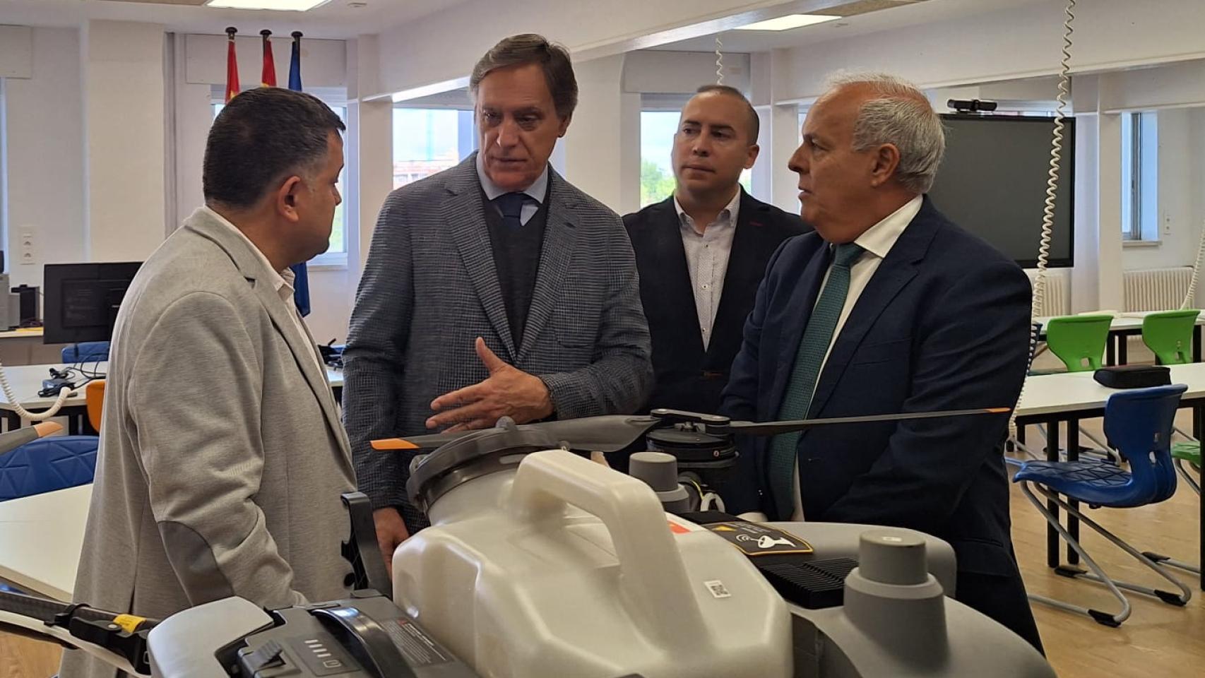 El alcalde de Salamanca, Carlos García Carbayo en el Centro Integrado de Formacion Profesional Rio Tormes.