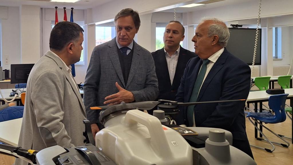 El alcalde de Salamanca, Carlos García Carbayo en el Centro Integrado de Formacion Profesional Rio Tormes.
