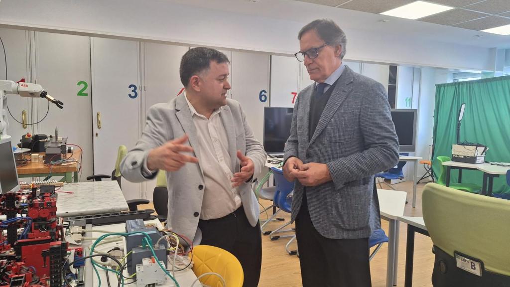 El alcalde de Salamanca, Carlos García Carbayo en el Centro Integrado de Formacion Profesional Rio Tormes.